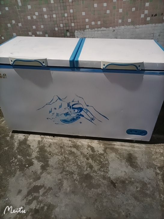 翻盖冰柜长一米四五，宽64，高83正常使用