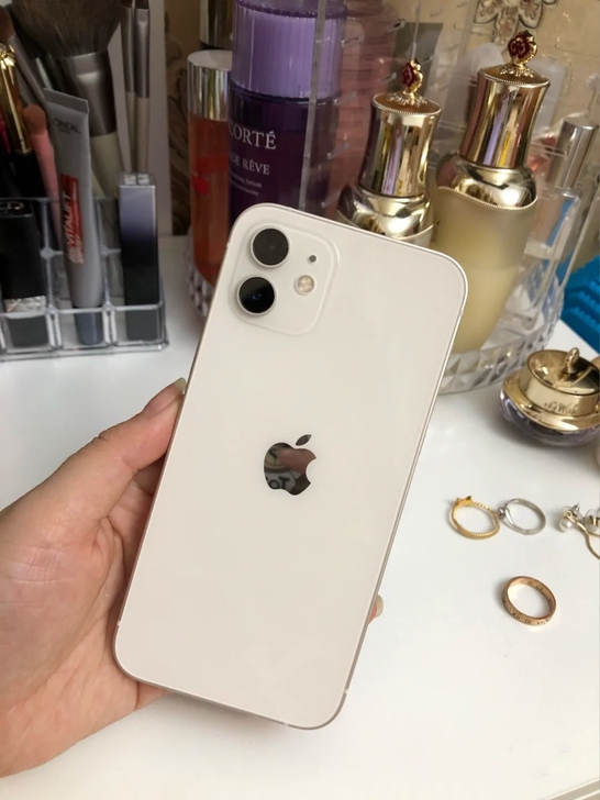 女生自用 一手苹果12 白色，配件齐全 双...