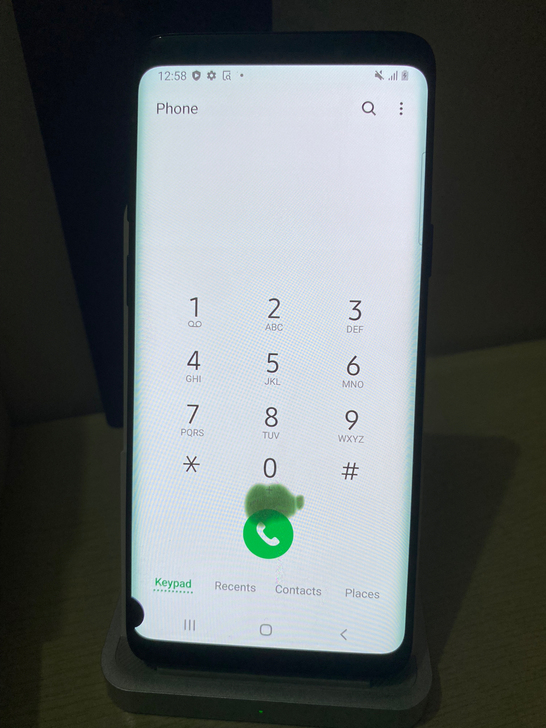 三星S9黑色曲屏。屏幕压伤点，原装屏 。不...