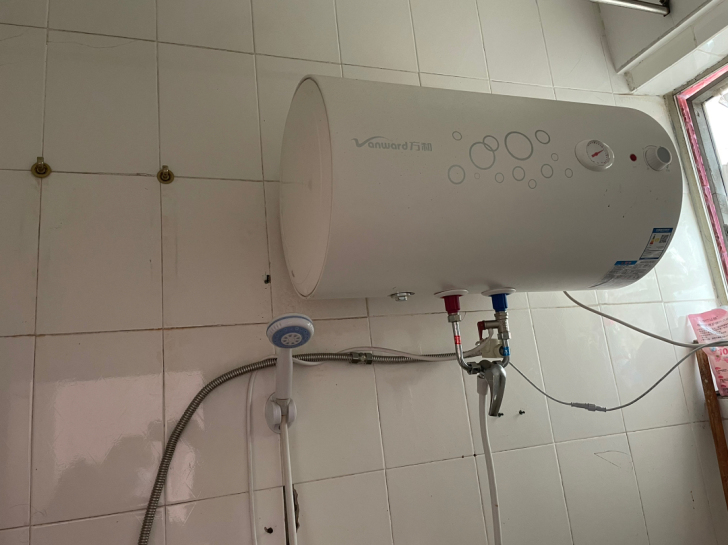 万和热水器。50L的，用了半年多，现在搬家...