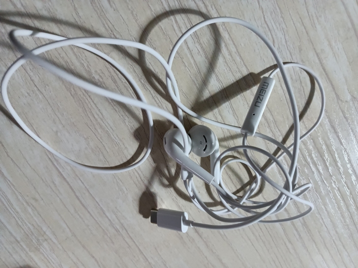 魅族半入耳式耳机,上个月买的,没怎么用,挺...