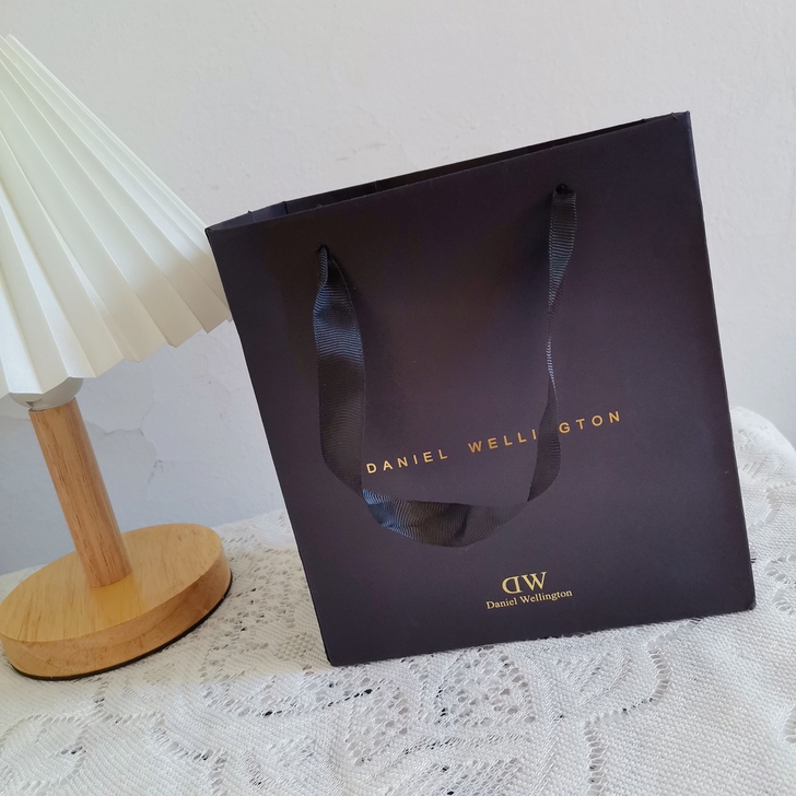 DW手表,可验真伪,金色钢带白色表盘,表膜...