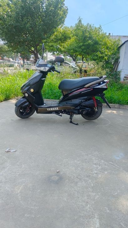 雅马哈讯鹰踏板摩托车