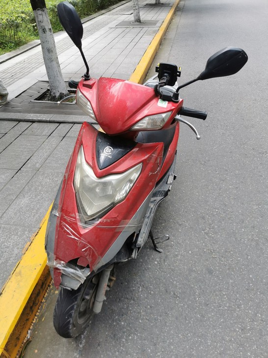 125踏板摩托，给油就走，发动机不错，声音...