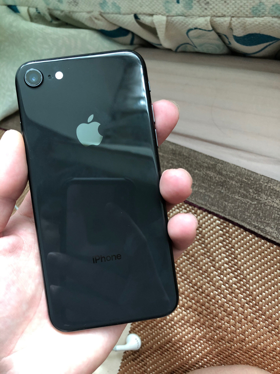 国行苹果8手机64g全网通成色很新 一直戴...