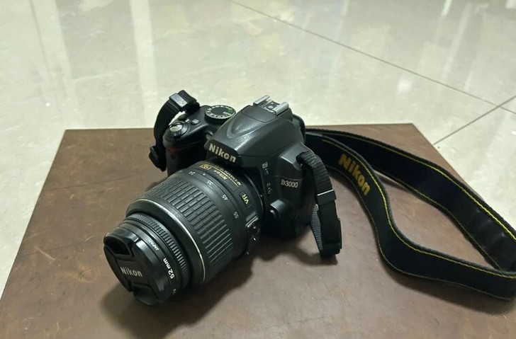尼康D3000相机一个成色较新，外带一个原...