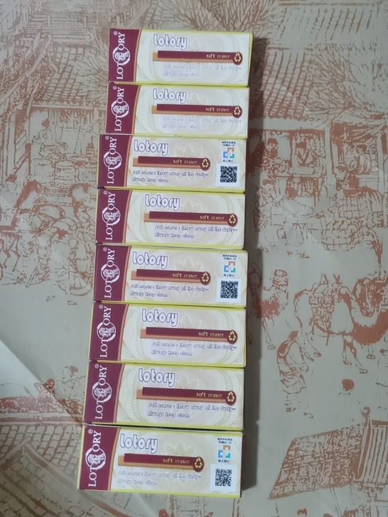 8块老人头橡皮，全新未开封。