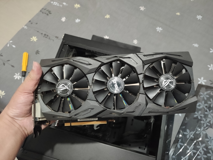 ROG玩家国度 GTX1080显卡 8g显存