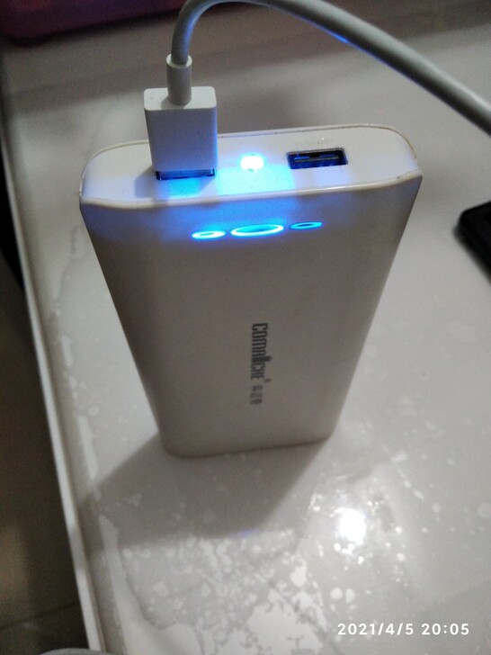 闲置转让科迈奇移动电源，八成新有自带小电筒...