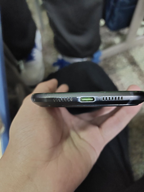 黑鲨游戏手机，有轻微使用，没有更换，算9新...