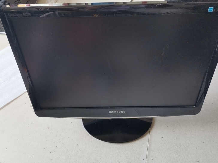 闲置三星22寸显示器，正常使用没暗病，限自提