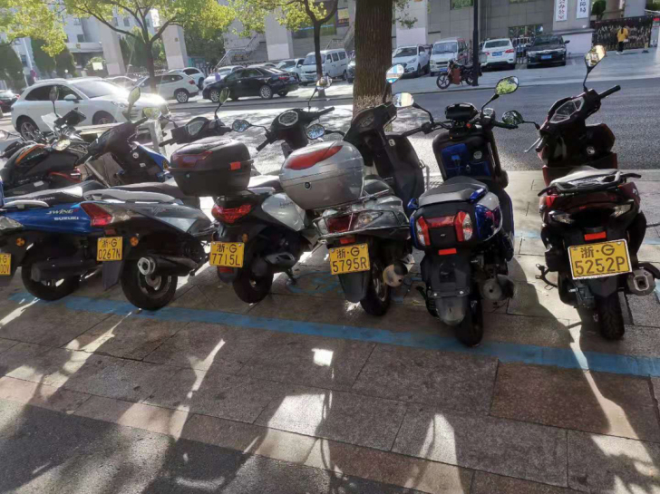 各种各样的踏板车。
