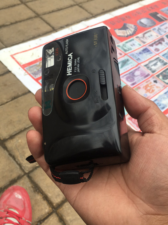 一边收，一边卖。谁玩拿走，一个老相机，如图