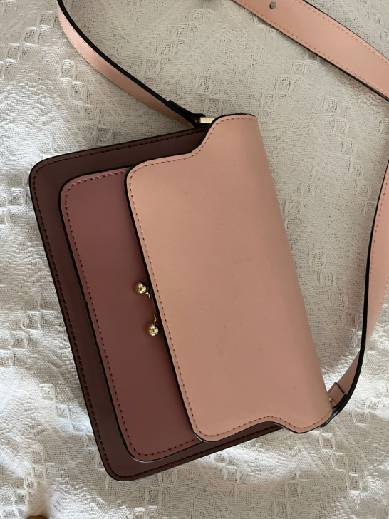 一个小单肩包，淘宝购入，原价应该在300左...