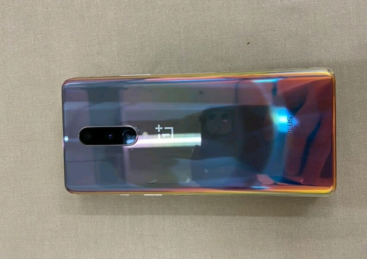 一加手机8，12+256的版本，刚买一个多...