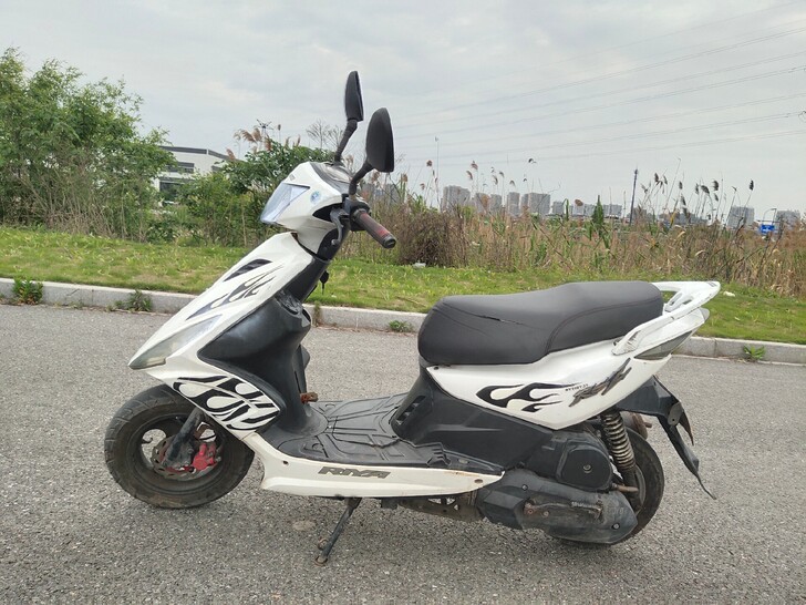 日雅雅马哈鬼火rsz100踏板摩托车采用雅...