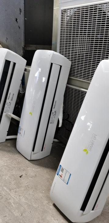 空调闲置下来，工地拆迁一批科龙和奥克斯空调...