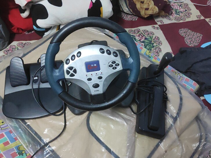 游戏方向盘   玩竞速类游戏必备，极品飞车...