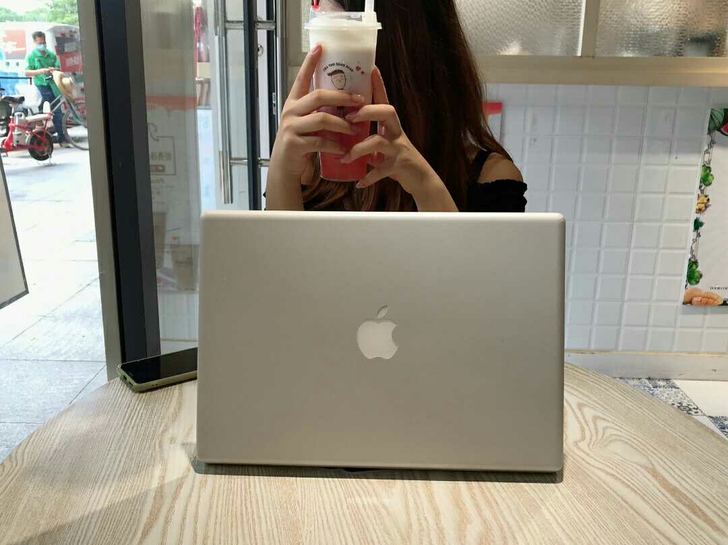 个人闲置苹果电脑MacBook一台用了一年...