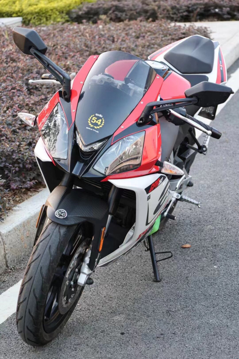 摩托车品牌:阿普利亚 跑车趴赛摩托车
