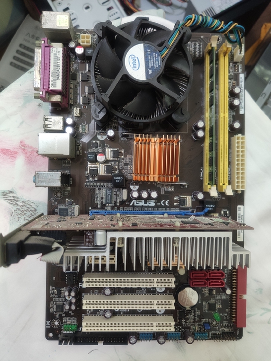 闲置二手电脑主板，两块都带CPU。一块技嘉...