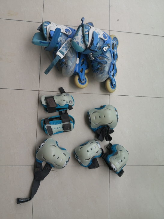 小朋友米高轮滑溜冰鞋及护具一套，28-31...