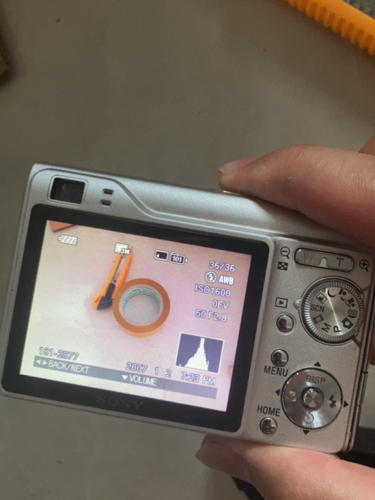 索尼W200相机。照片功能正常。有充电器。...