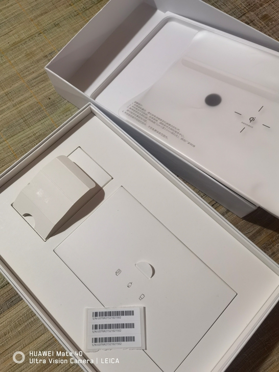 出台自用的2021款白色华为平板10.8的...
