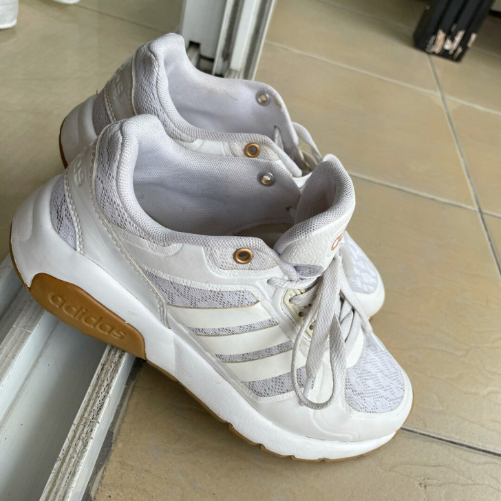 阿迪达斯白色运动鞋