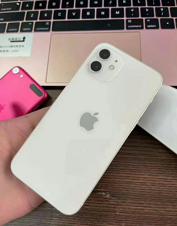 苹果12还在保，用不惯苹果手机所以低价出了...