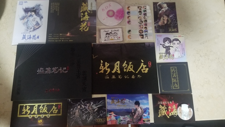 盗墓笔记周边，一本纪念册带四位主演签名，两...