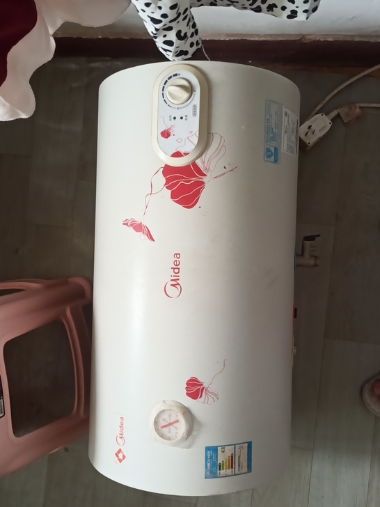 九成新热水器，50升的。有需要的联系我