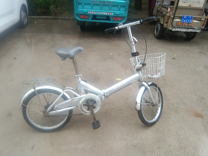 折叠自行车一辆 ，大人小孩都可以骑。