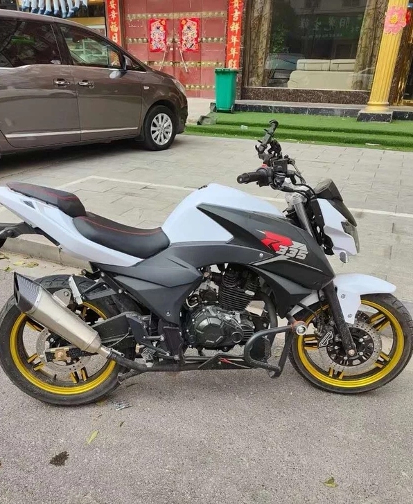 摩托车目前跑了2000多公里，公里数缓慢整...