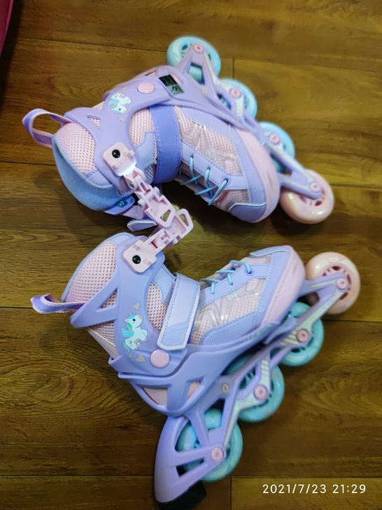 5月份旗舰店购买的全套轮滑装备，屋子里面穿...