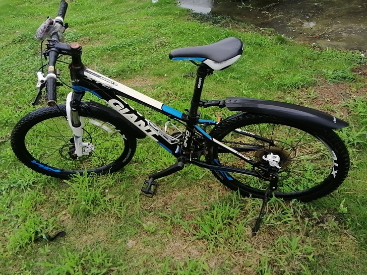 赛车8成新因现在有电动车单车骑少了。故买给...