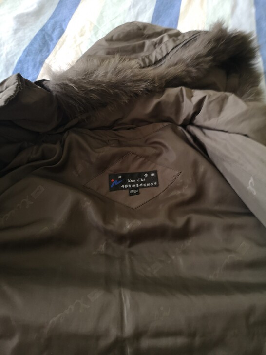 活里活面雪驰长款女式羽绒服，穿过几次，没有...