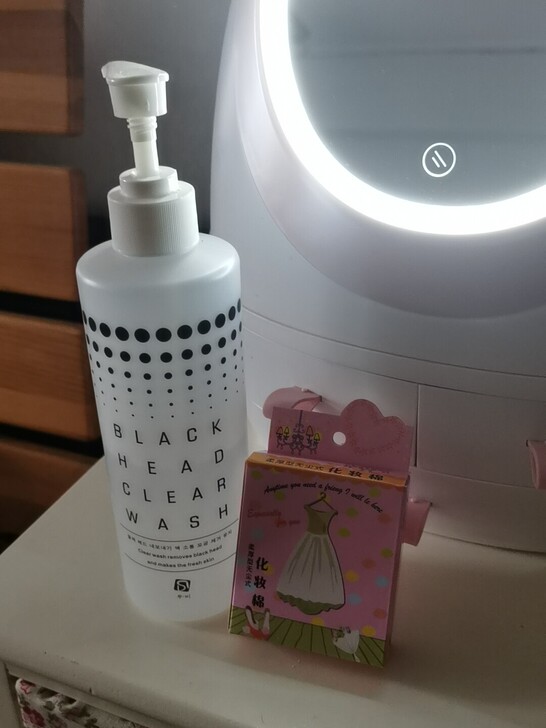 宝贝6成新，黑头导出液和化妆棉，还有鼻贴。...