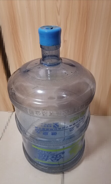 闲置的矿泉水桶,八成新2个桶30元,远大附...