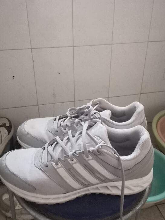 阿迪运动鞋 闲置出