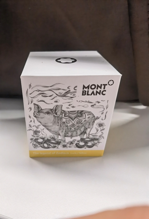 万宝龙猪年墨水，抽过一管墨，不喜欢这个颜色...