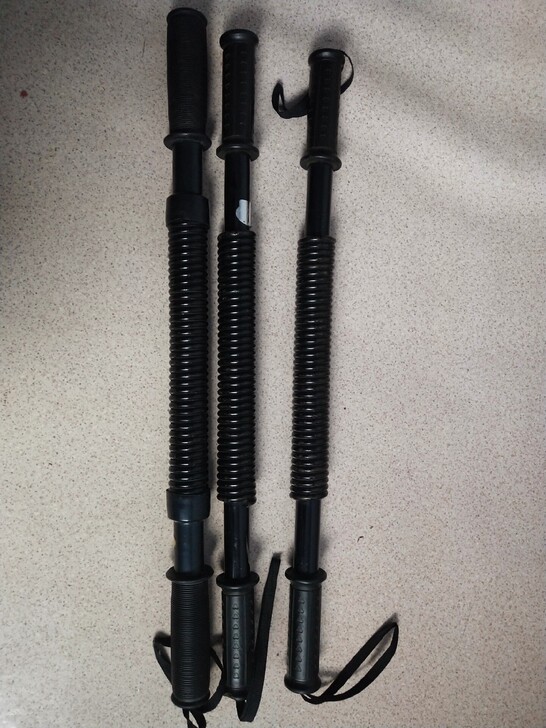 健身用，臂力器，有单簧有双簧。