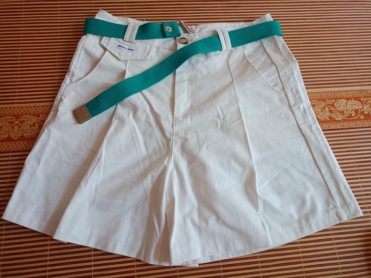 夏季白色短裤，斜纹面料，质量非常好，剪了吊...