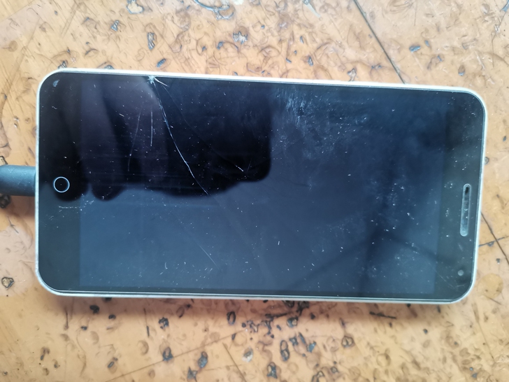 魅蓝手机,屏幕坏了,主板好的,当尸体机拆配...