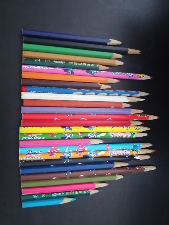 一套彩色铅笔 如图 9R出 与包邮产品一起...