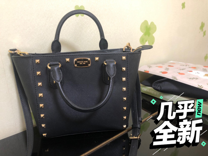 MK小号铆钉托特斜挎手提黑色女包九成新正品...