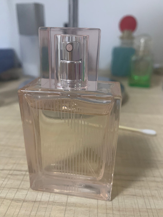 巴宝莉红粉恋歌粉格香水  余量如下