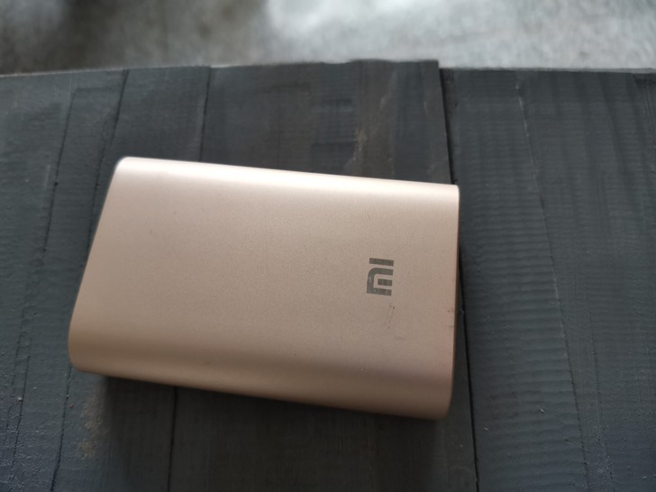 小米原装充电宝，小巧玲珑，携带方便，质量容...