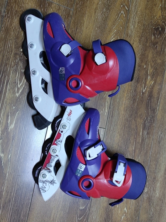 迪卡侬儿童轮滑鞋，买来没玩几次，不会滑，9...