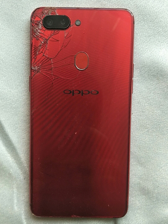 oppor15屏幕坏了,后壳碎了,如图,电...